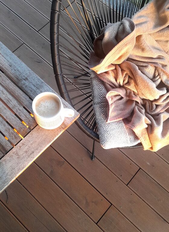 Jak urządzić balkon jako wygodne miejsce na poranną kawę